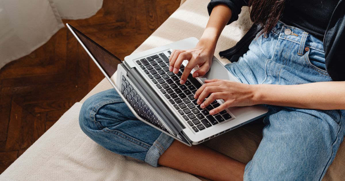 Ondernemer verwerkt facturen automatisch op een laptop.