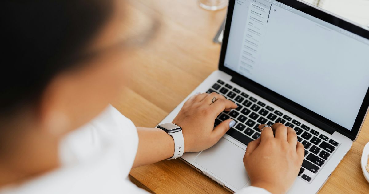Ondernemer bewaart facturen digitaal voor de Belastingdienst.