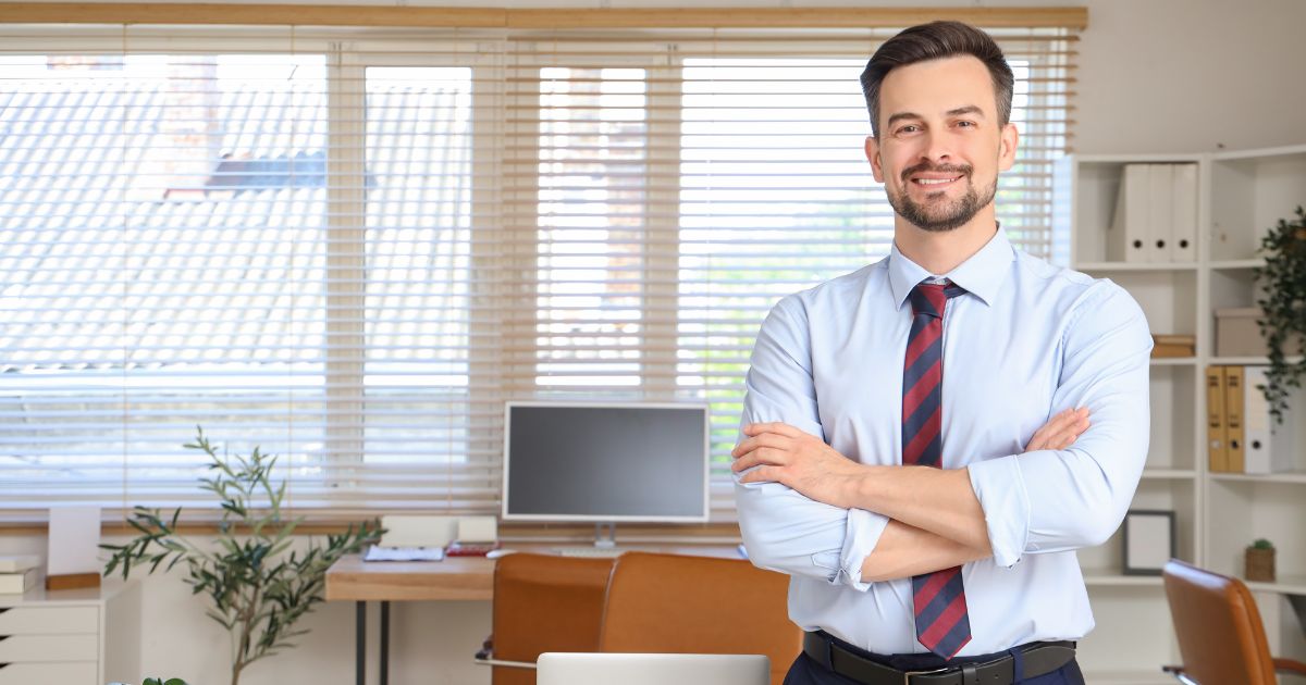 Ondernemer in een kantoor, klaar om facturen in de boekhouding te verwerken.